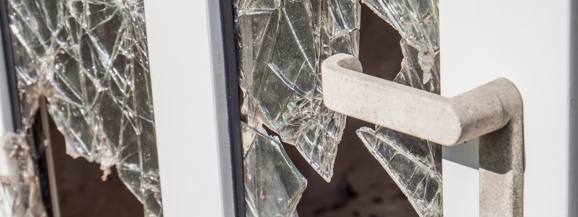 Vitre fissur&eacute;e, volet bloqu&eacute;, serrure cass&eacute;e : quand faire appel &agrave; un service de r&eacute;paration d&rsquo;urgence ? Audincourt
